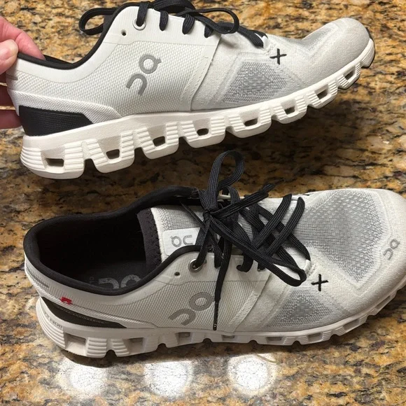 On Running women’s White and Black Athletic Shoes 8.5, great condition! - Picture 3 of 13